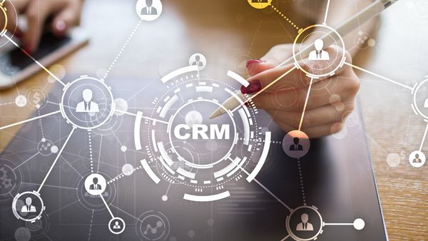CRM personalizado versus Salesforce para PMEs